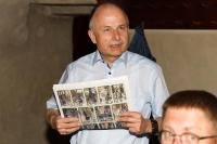 Axel Arit mit einem Exemplar der Sorbischen Zeitung. Foto: Jürgen Männel